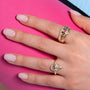 Bague Estelle portée au doigt en Plaqué or 75‰ (18 carats).