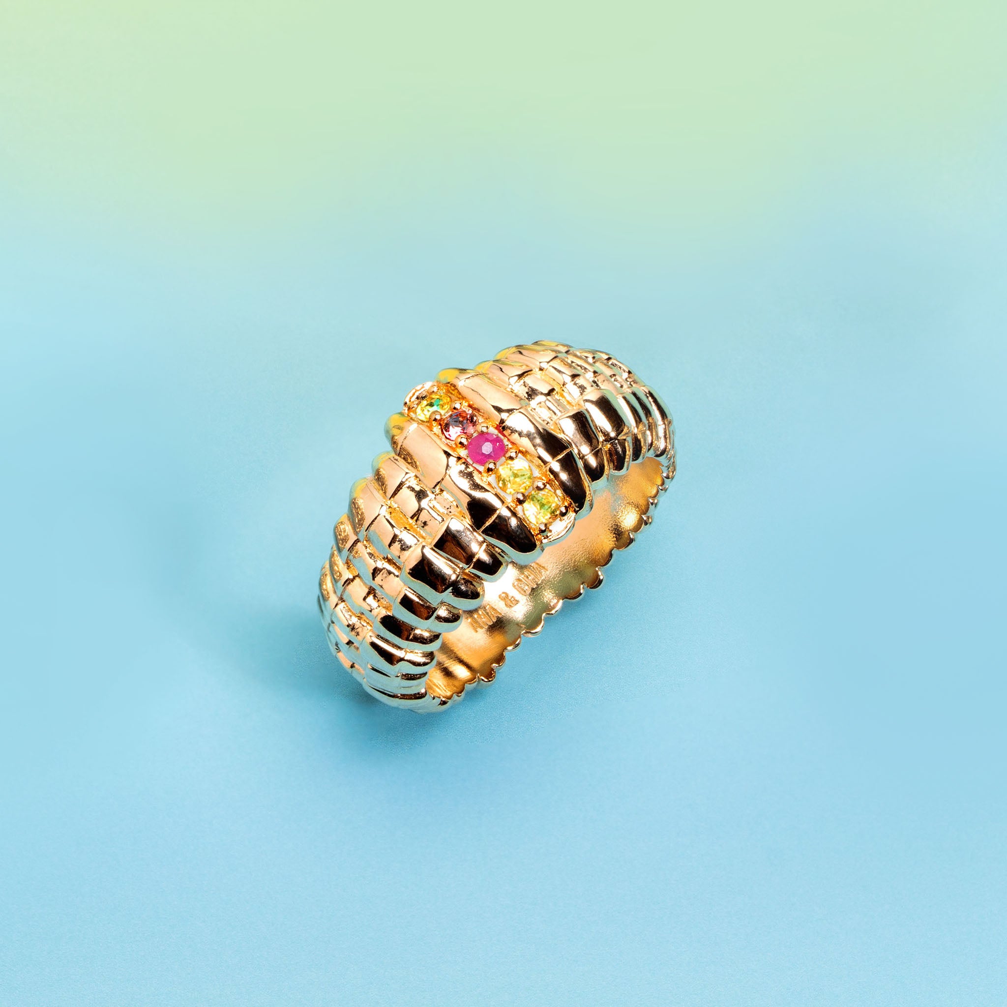 Vue de face de la bague Estelle avec rubis central et péridots.