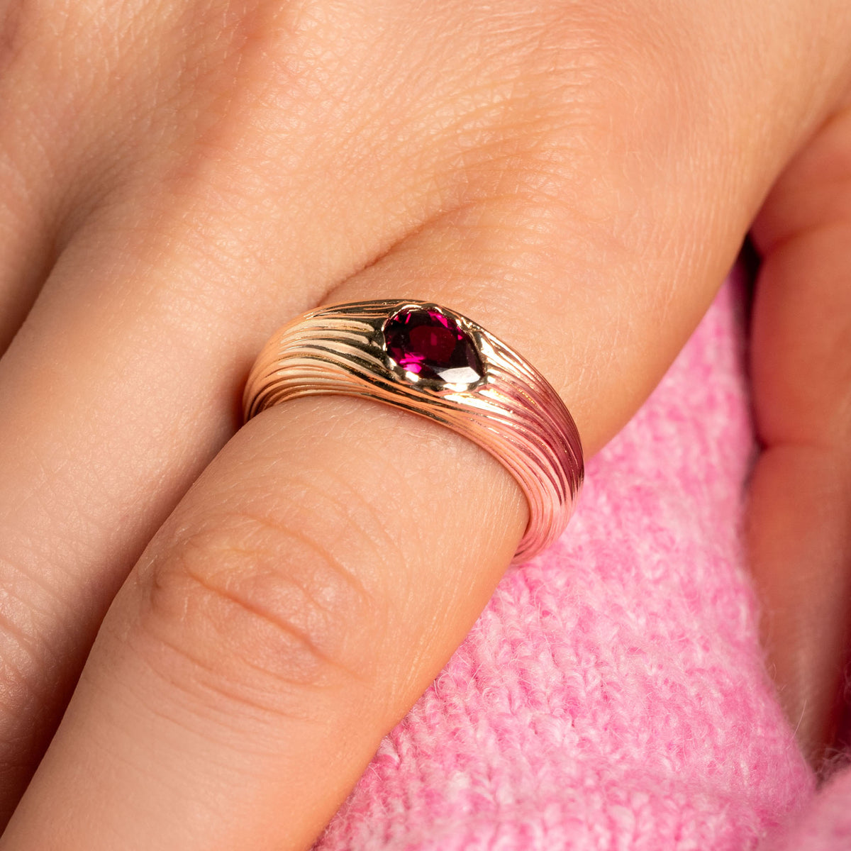 Bague Olga dorée texturée en plaqué or 18 carats ornée d’une rhodolite framboise