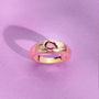 Bague Olga dorée texturée en plaqué or 18 carats ornée d’une rhodolite framboise