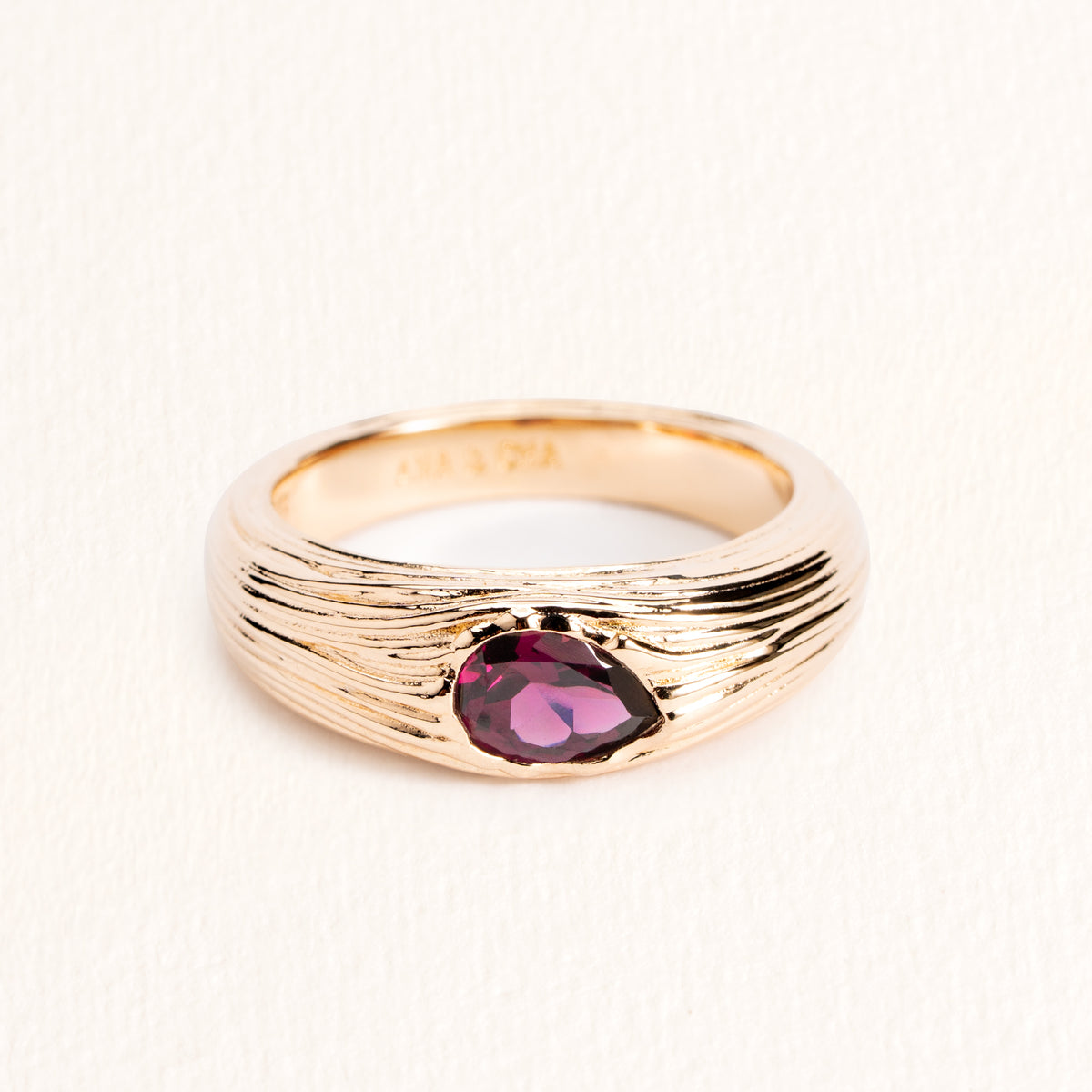 Bague Olga dorée texturée en plaqué or 18 carats ornée d’une rhodolite framboise