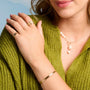 Bracelet jonc Olga doré en plaqué or 18 carats, épais, avec une surface gravée et texturée aux lignes irrégulières