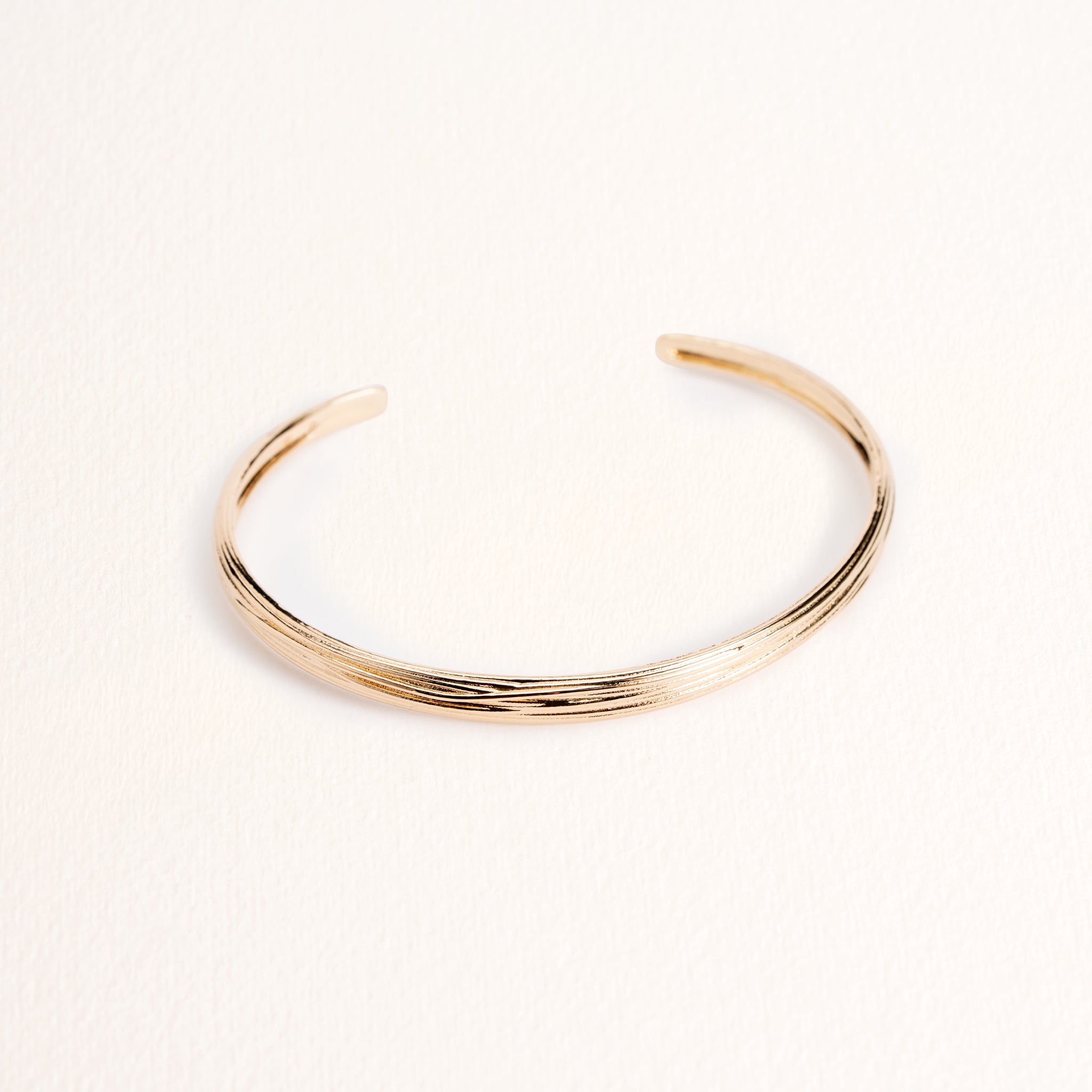 Bracelet jonc Olga doré en plaqué or 18 carats, épais, avec une surface gravée et texturée aux lignes irrégulières