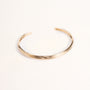 Bracelet jonc Olga doré en plaqué or 18 carats, épais, avec une surface gravée et texturée aux lignes irrégulières