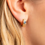 Créoles Sonia dorées texturées en plaqué or 18 carats ornées d’une topaze London Blue bleu profond