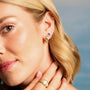 Créoles Sonia dorées texturées en plaqué or 18 carats ornées d’une topaze London Blue bleu profond