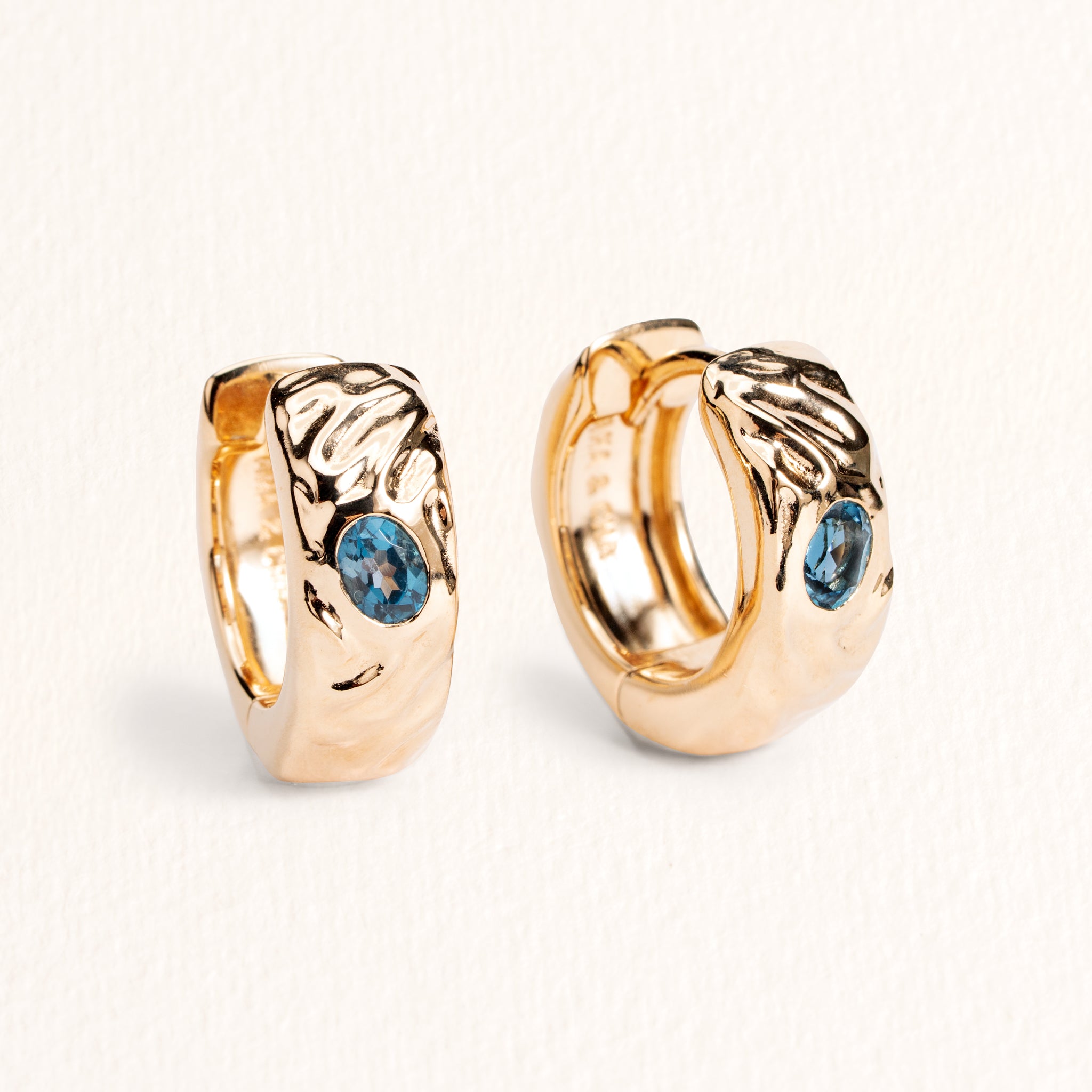 Créoles Sonia dorées texturées en plaqué or 18 carats ornées d’une topaze London Blue bleu profond