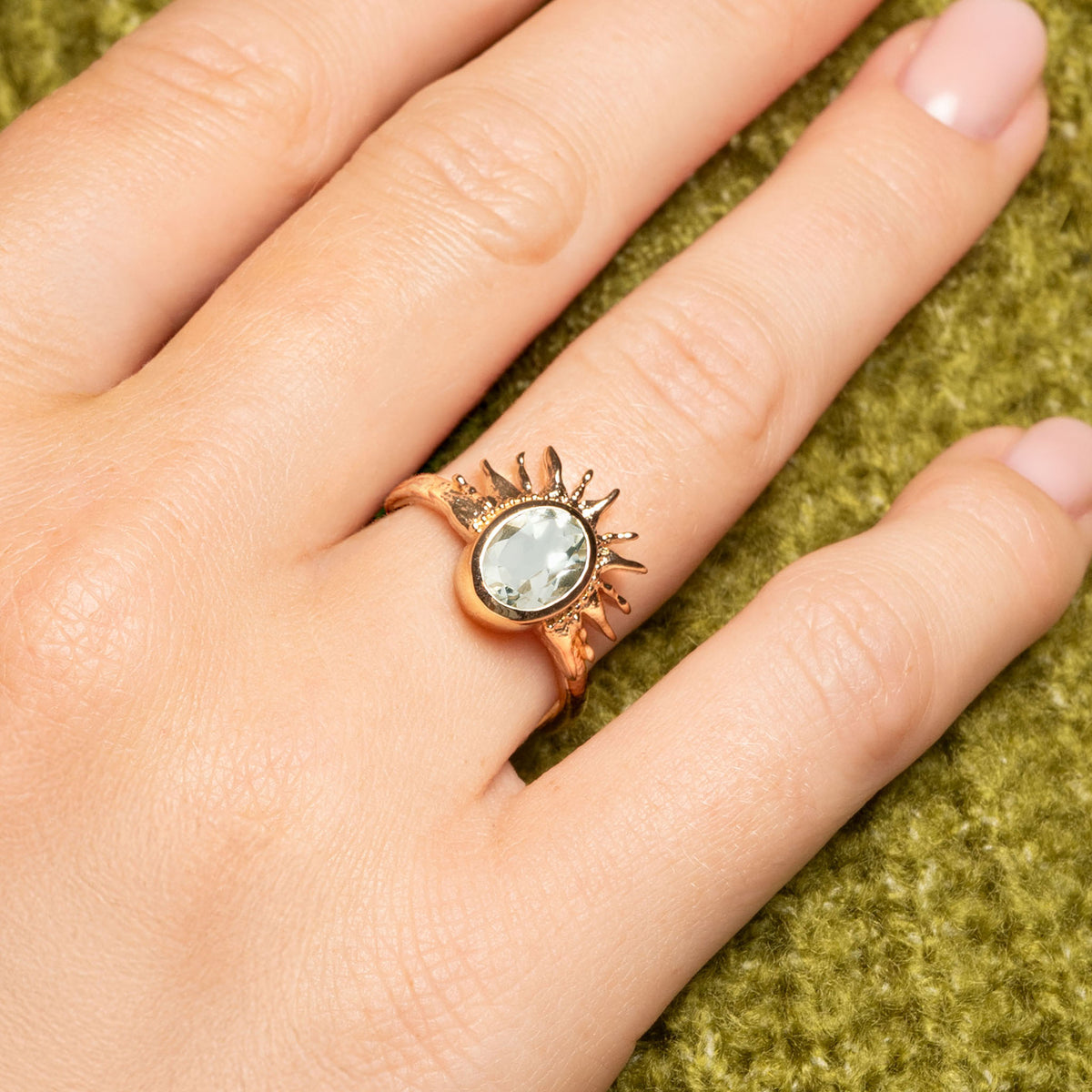 Bague Solana dorée en plaqué or 18 carats ornée d’une améthyste verte et de détails soleil texturés