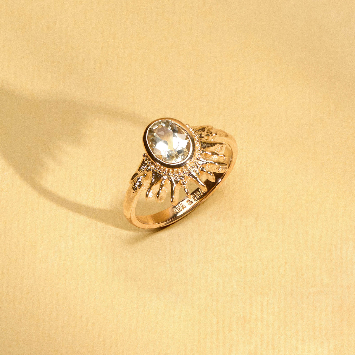 Bague Solana dorée en plaqué or 18 carats ornée d’une améthyste verte et de détails soleil texturés