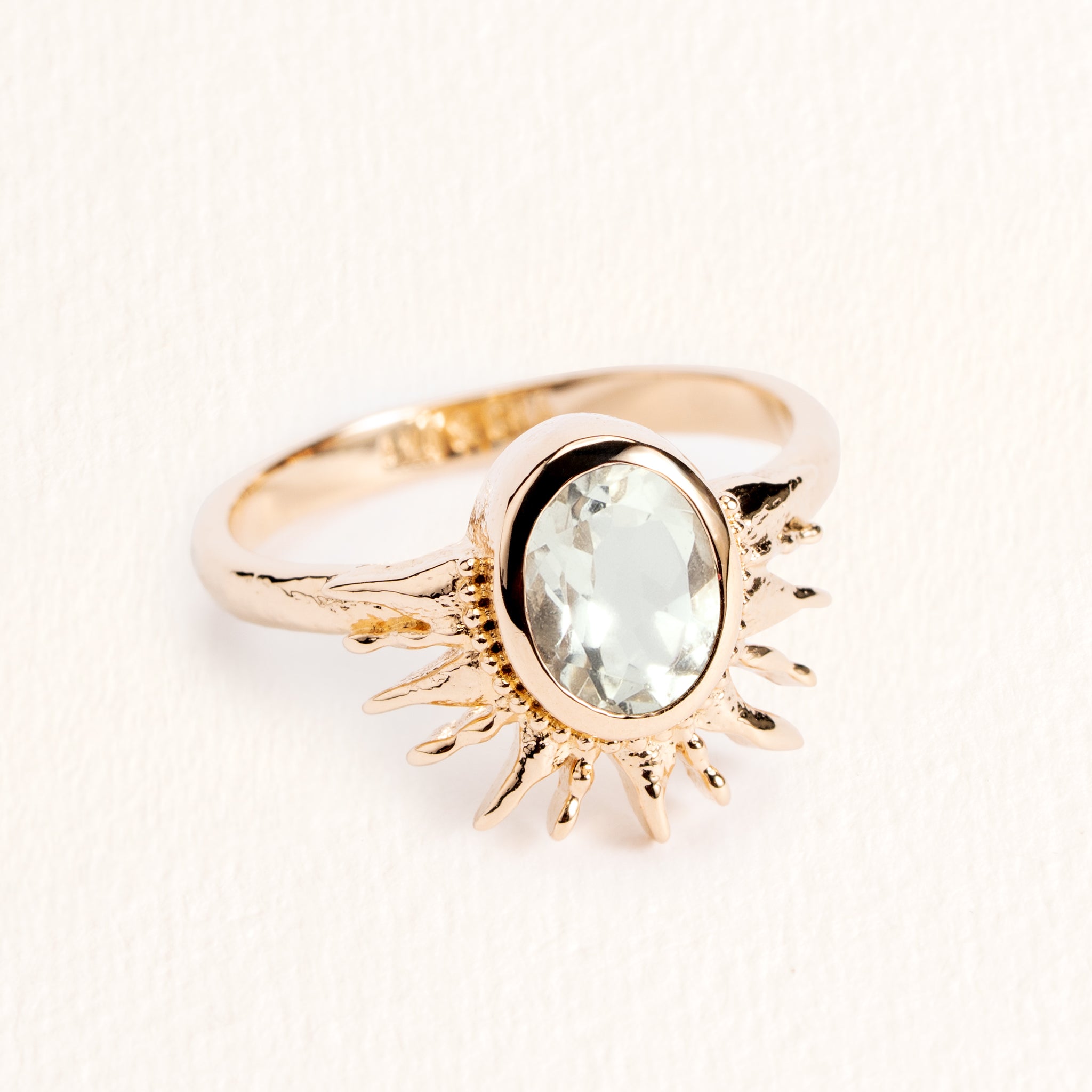 Bague Solana dorée en plaqué or 18 carats ornée d’une améthyste verte et de détails soleil texturés