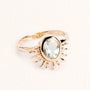 Bague Solana dorée en plaqué or 18 carats ornée d’une améthyste verte et de détails soleil texturés