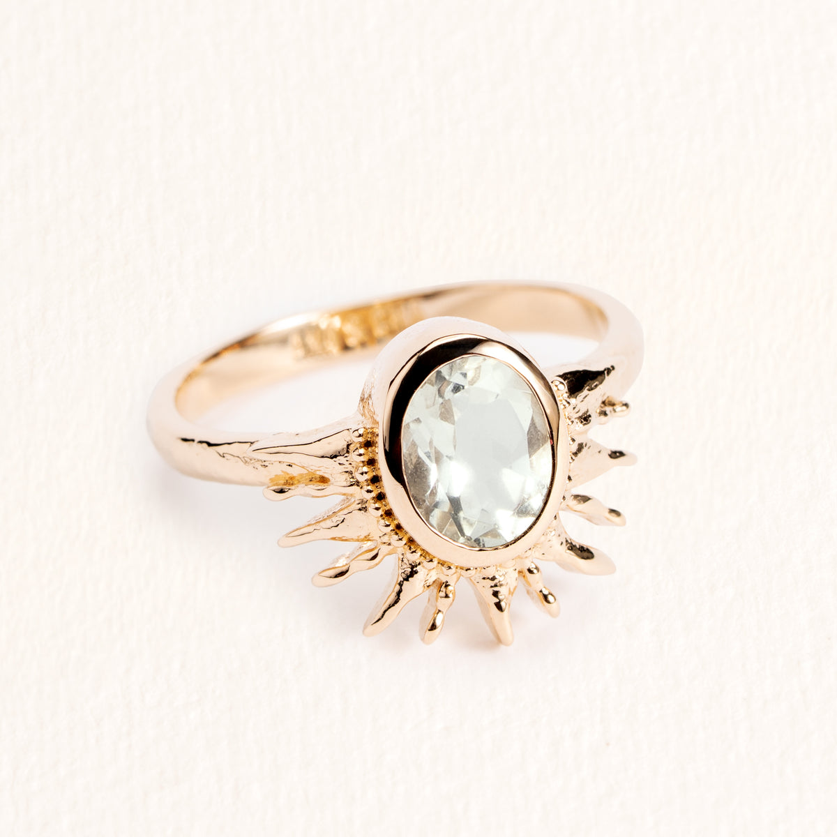 Bague Solana dorée en plaqué or 18 carats ornée d’une améthyste verte et de détails soleil texturés