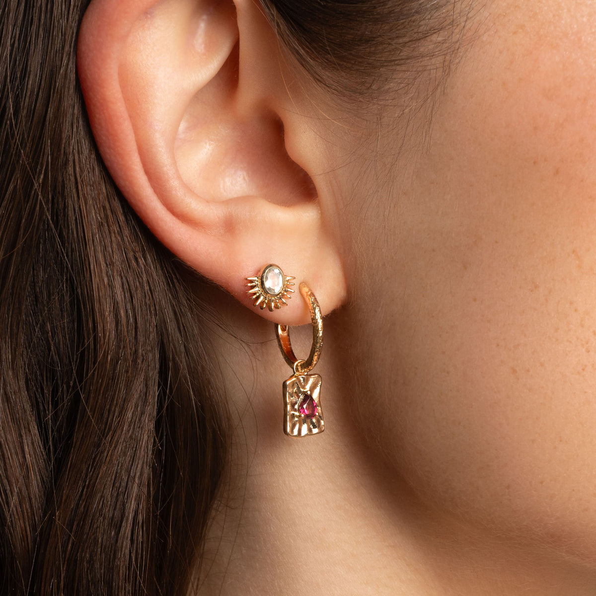 Boucles d’oreilles Solana dorées en plaqué or 18 carats ornées d’une améthyste verte et de détails soleil texturés