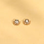 Boucles d’oreilles Solana dorées en plaqué or 18 carats ornées d’une améthyste verte et de détails soleil texturés