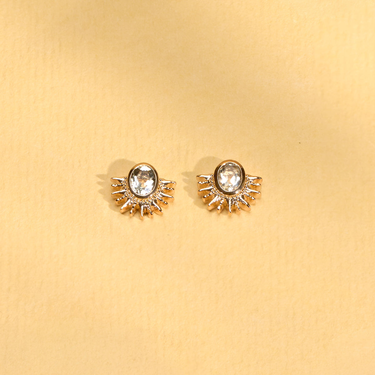 Boucles d’oreilles Solana dorées en plaqué or 18 carats ornées d’une améthyste verte et de détails soleil texturés
