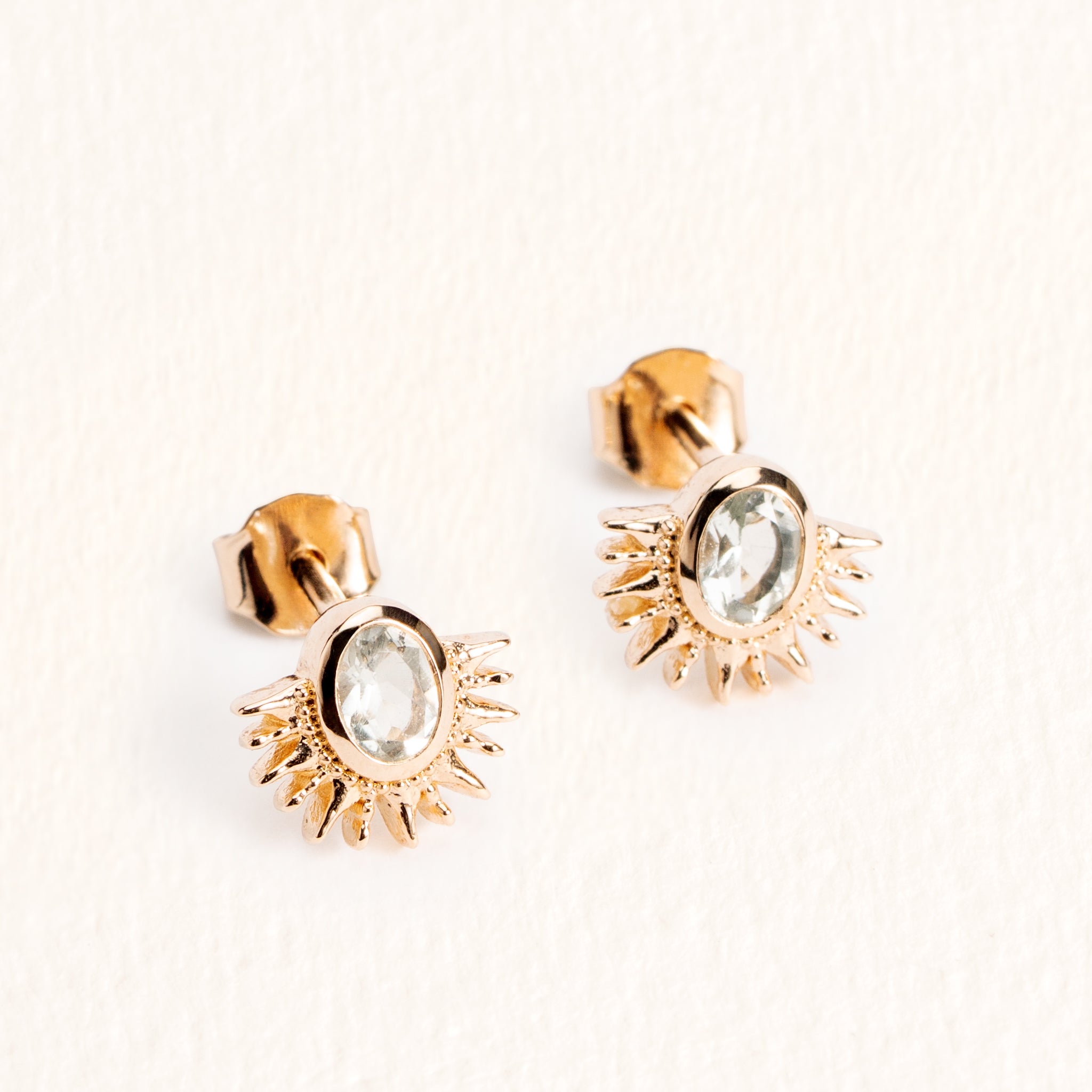 Boucles d’oreilles Solana dorées en plaqué or 18 carats ornées d’une améthyste verte et de détails soleil texturés