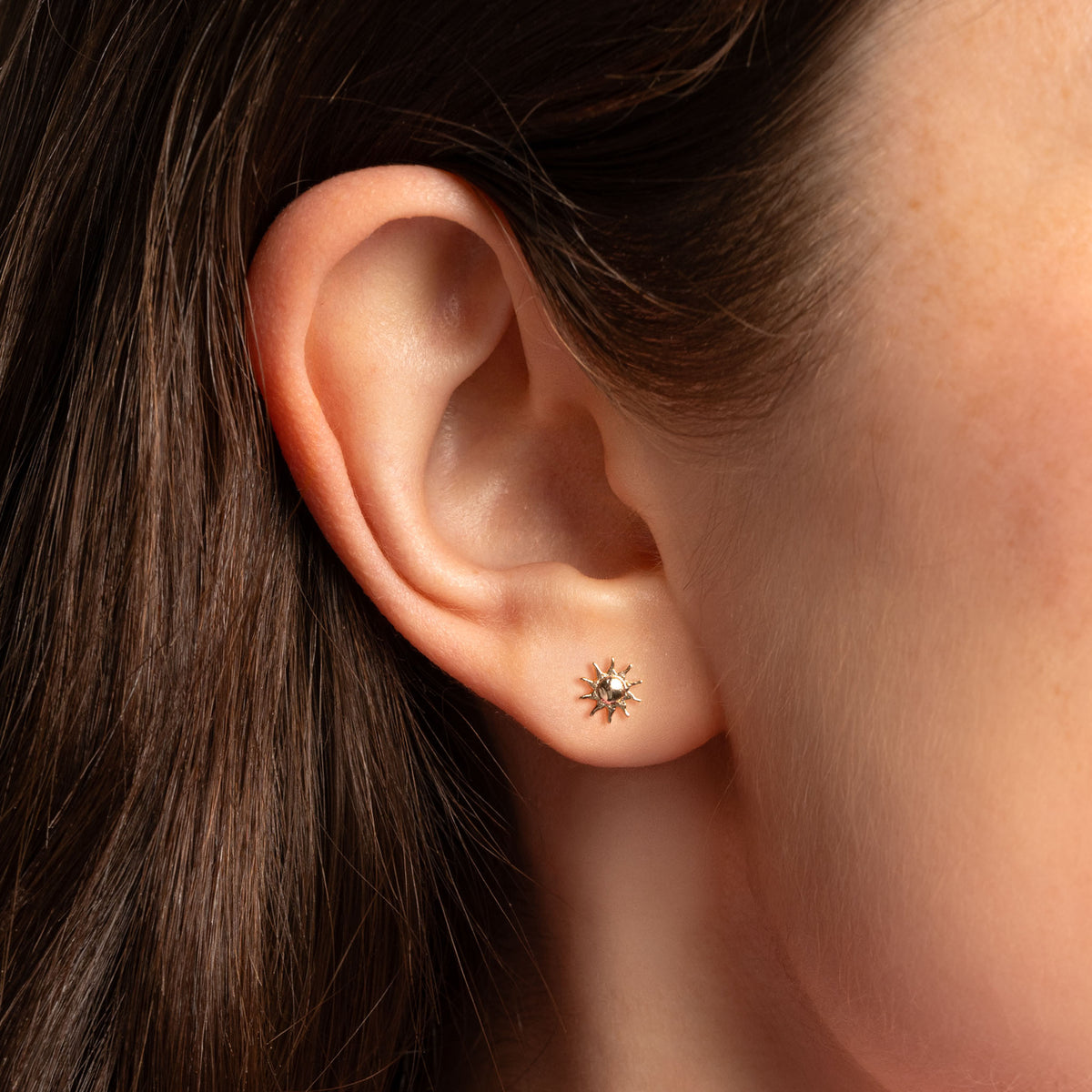 Puces d’oreilles Solena dorées en plaqué or 18 carats en forme de petit soleil texturé