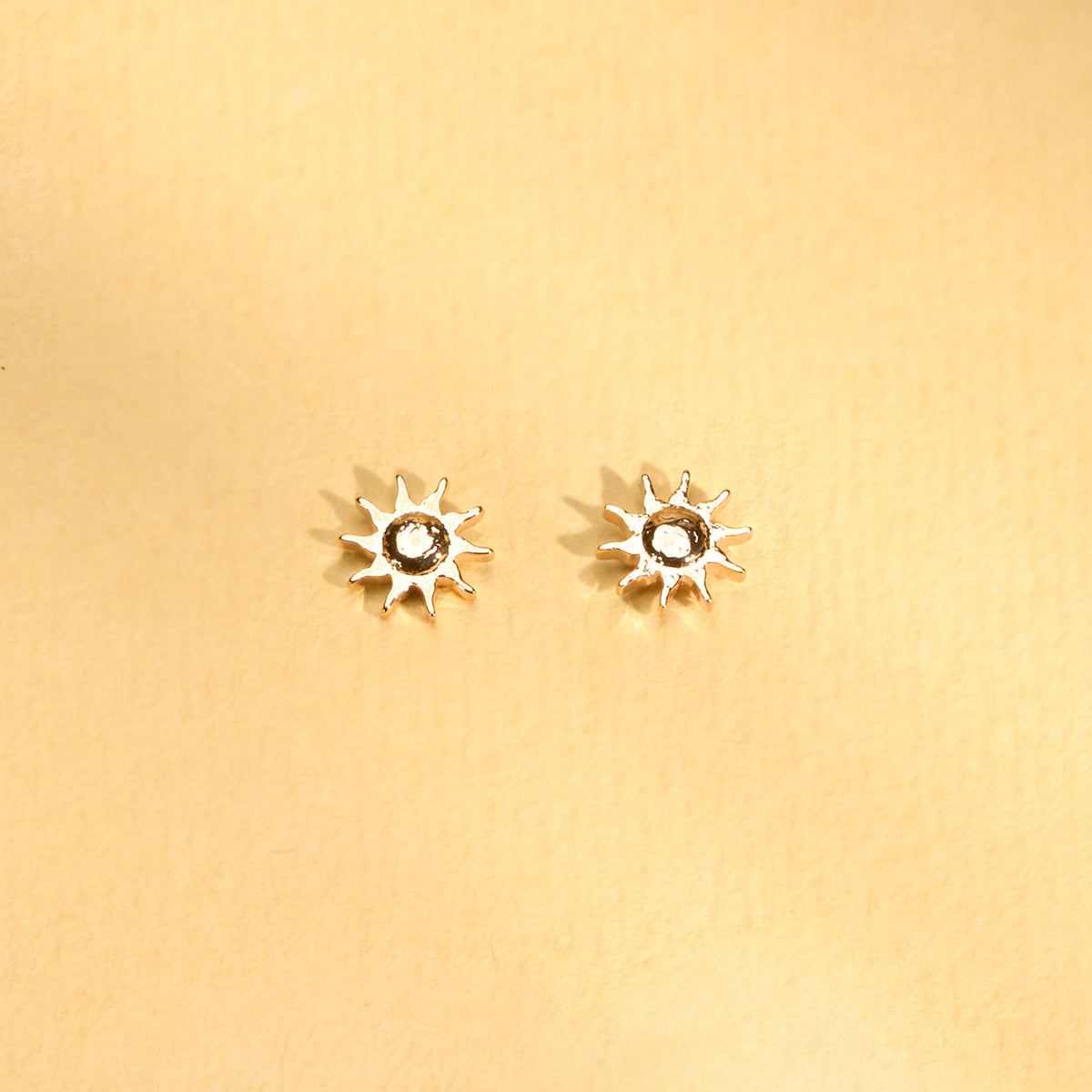 Puces d’oreilles Solena dorées en plaqué or 18 carats en forme de petit soleil texturé