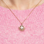 Collier Solana doré en plaqué or 18 carats avec pendentif soleil texturé orné d’une améthyste verte