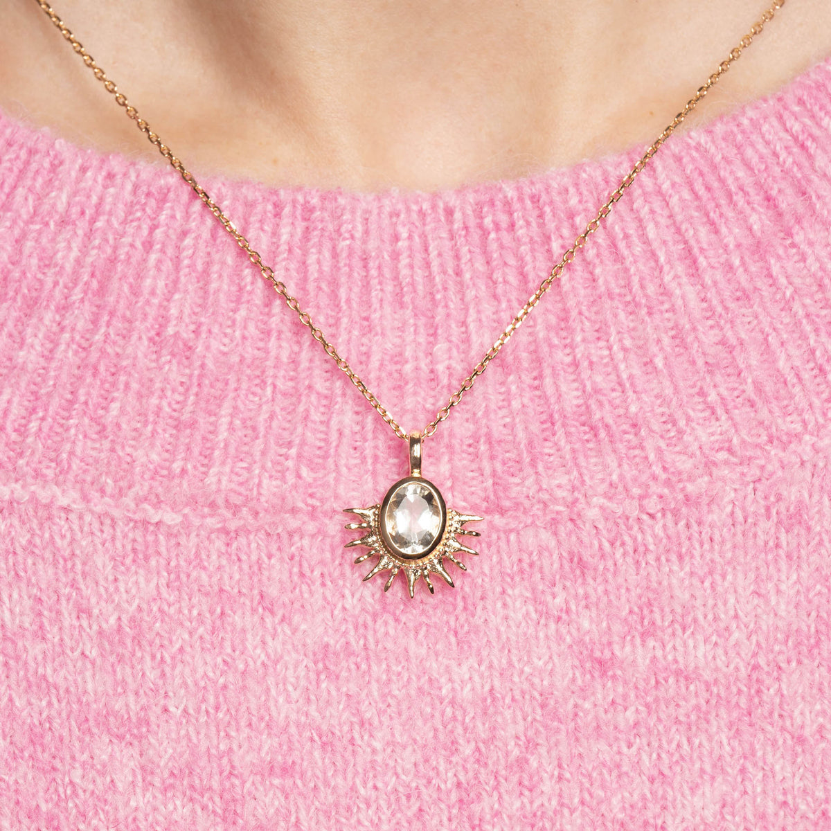 Collier Solana doré en plaqué or 18 carats avec pendentif soleil texturé orné d’une améthyste verte