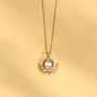 Collier Solana doré en plaqué or 18 carats avec pendentif soleil texturé orné d’une améthyste verte