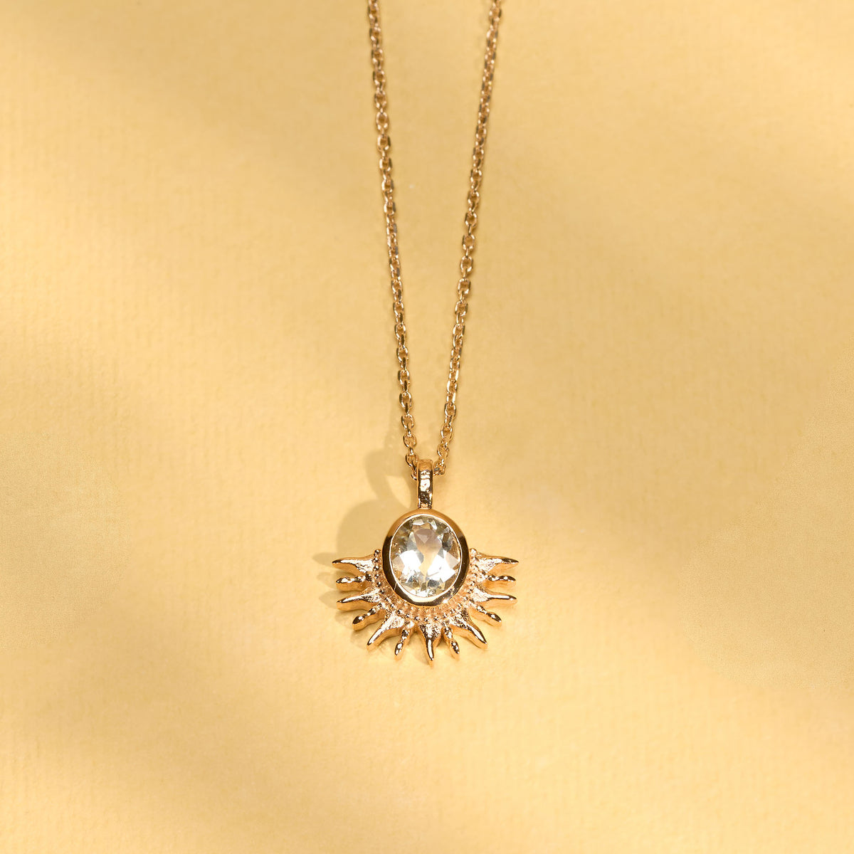 Collier Solana doré en plaqué or 18 carats avec pendentif soleil texturé orné d’une améthyste verte