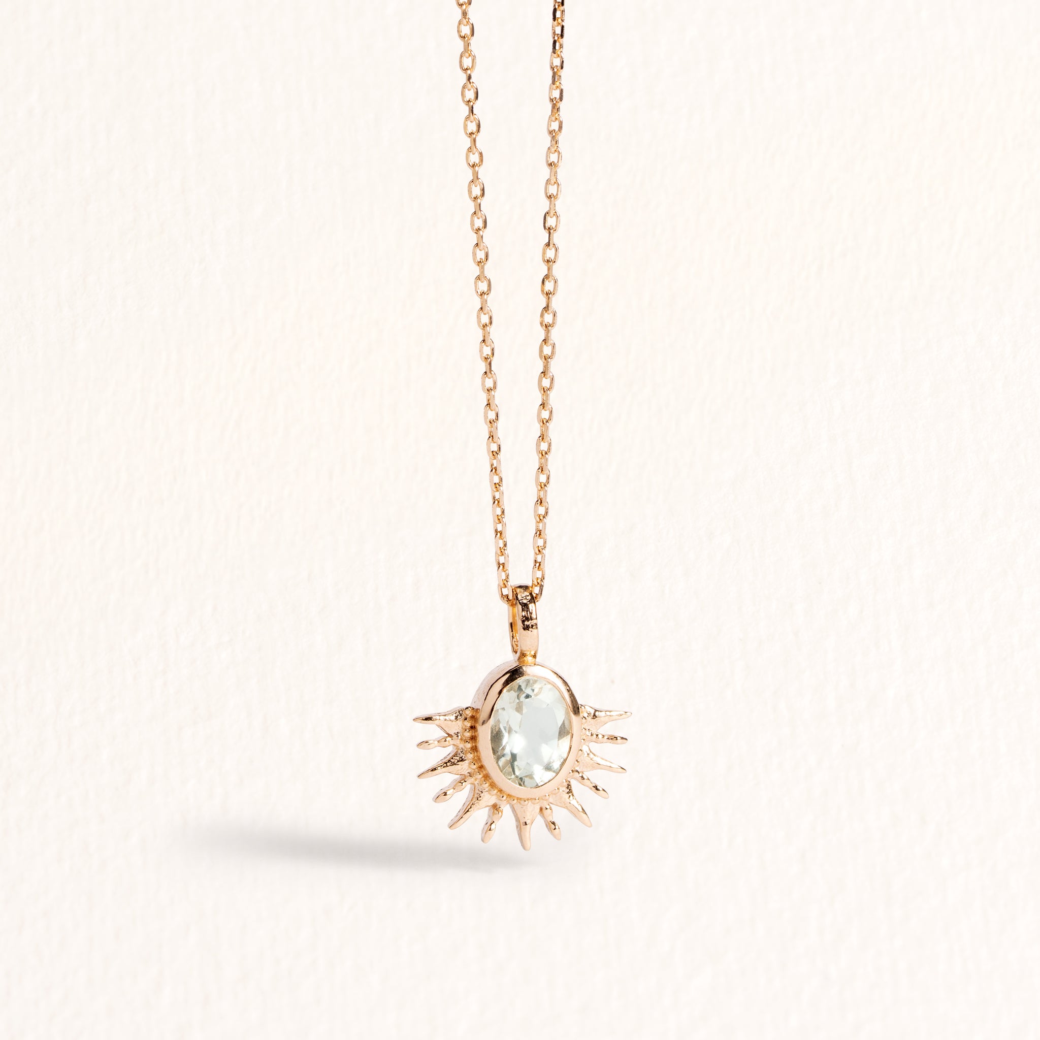 Collier Solana doré en plaqué or 18 carats avec pendentif soleil texturé orné d’une améthyste verte