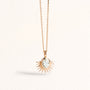 Collier Solana doré en plaqué or 18 carats avec pendentif soleil texturé orné d’une améthyste verte