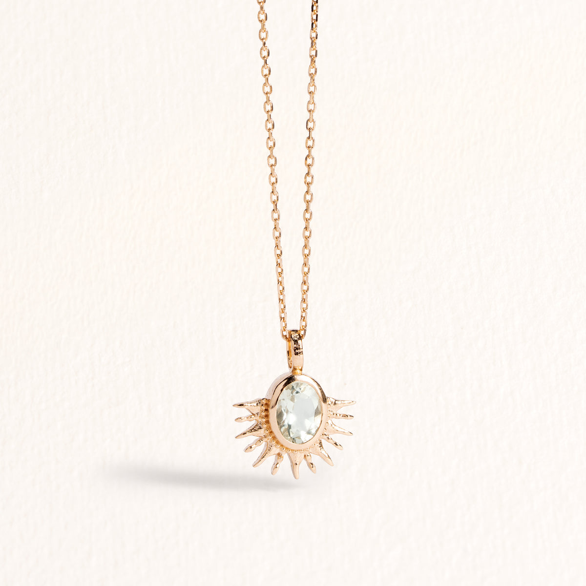 Collier Solana doré en plaqué or 18 carats avec pendentif soleil texturé orné d’une améthyste verte