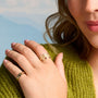 Bague Astrid dorée en plaqué or 18 carats aux lignes fines et à la texture striée