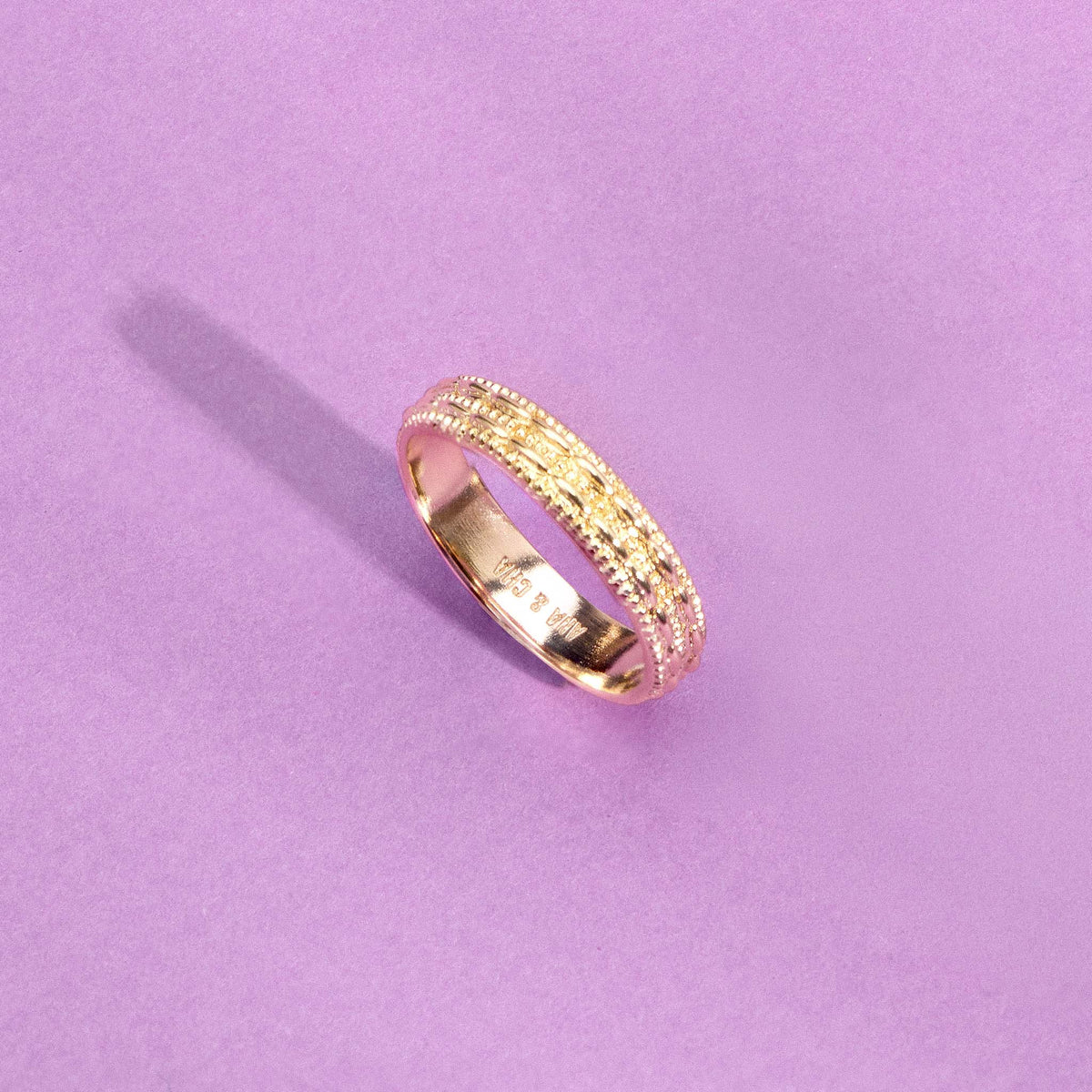 Bague Astrid dorée en plaqué or 18 carats aux lignes fines et à la texture striée