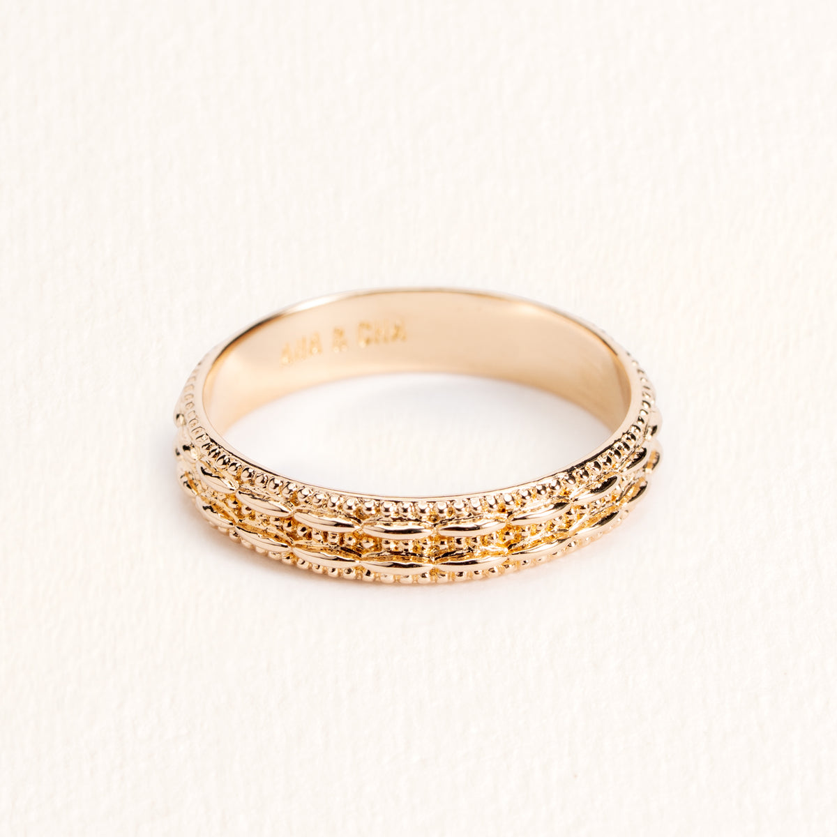 Bague Astrid dorée en plaqué or 18 carats aux lignes fines et à la texture striée