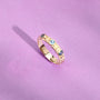 Bague Astra dorée en plaqué or 18 carats ornée de trois topazes London Blue bleu profond et d’un anneau fin texturé