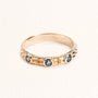 Bague Astra dorée en plaqué or 18 carats ornée de trois topazes London Blue bleu profond et d’un anneau fin texturé