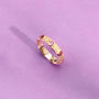 Bague Astra dorée en plaqué or 18 carats ornée de trois rhodolites framboise et d’un anneau fin texturé