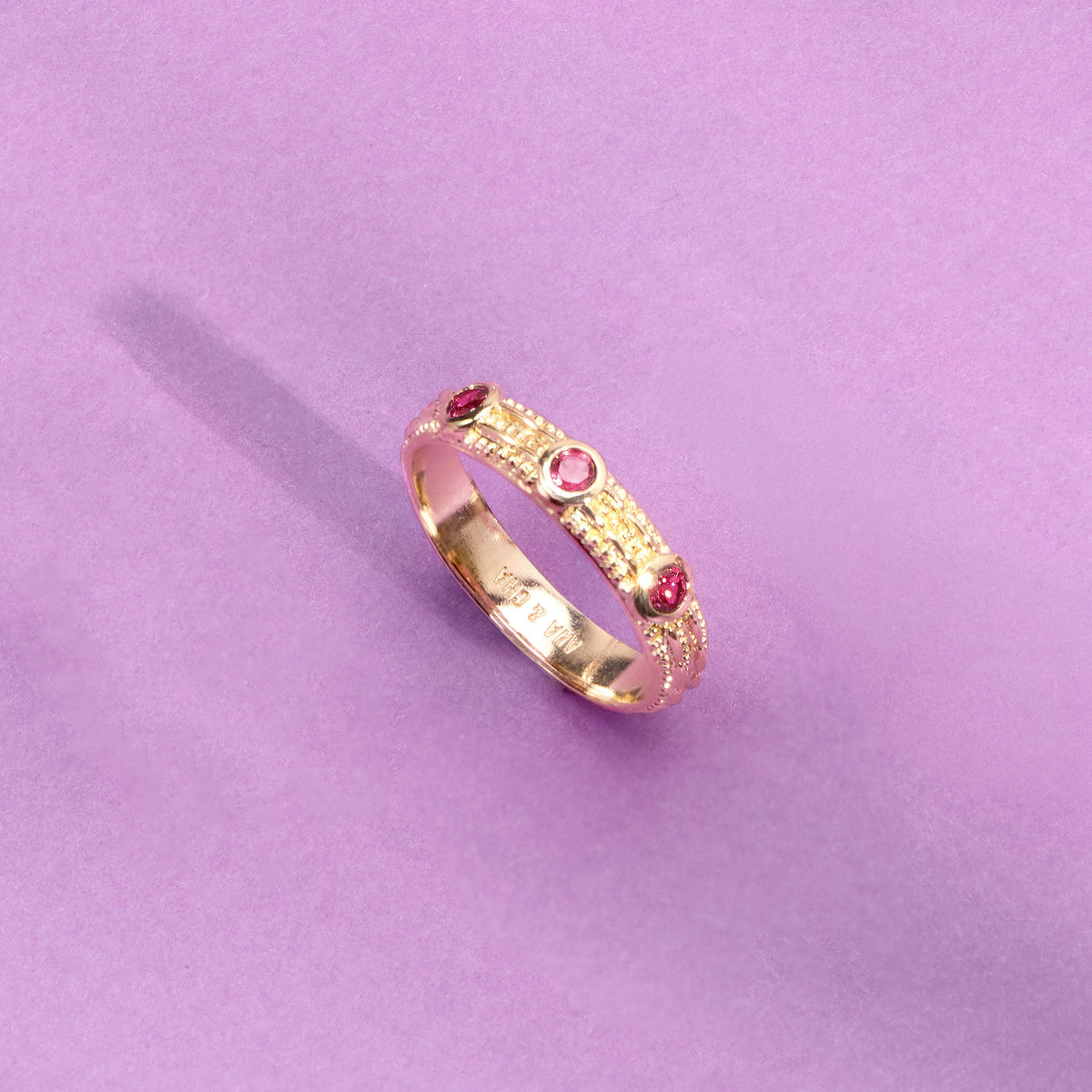 Bague Astra dorée en plaqué or 18 carats ornée de trois rhodolites framboise et d’un anneau fin texturé