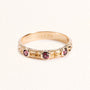 Bague Astra dorée en plaqué or 18 carats ornée de trois rhodolites framboise et d’un anneau fin texturé