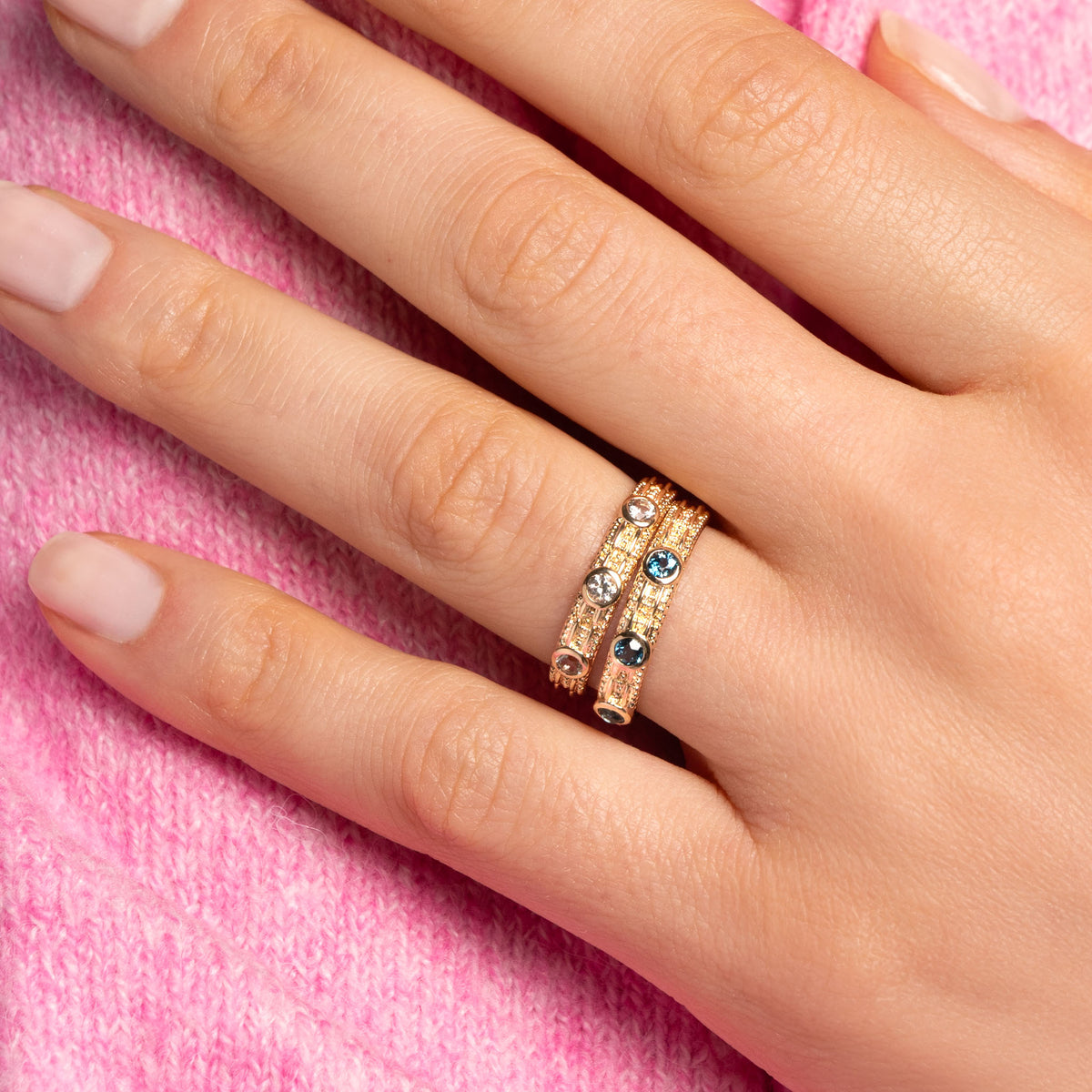 Bague Astra dorée en plaqué or 18 carats ornée de trois topazes blanches et d’un anneau fin texturé