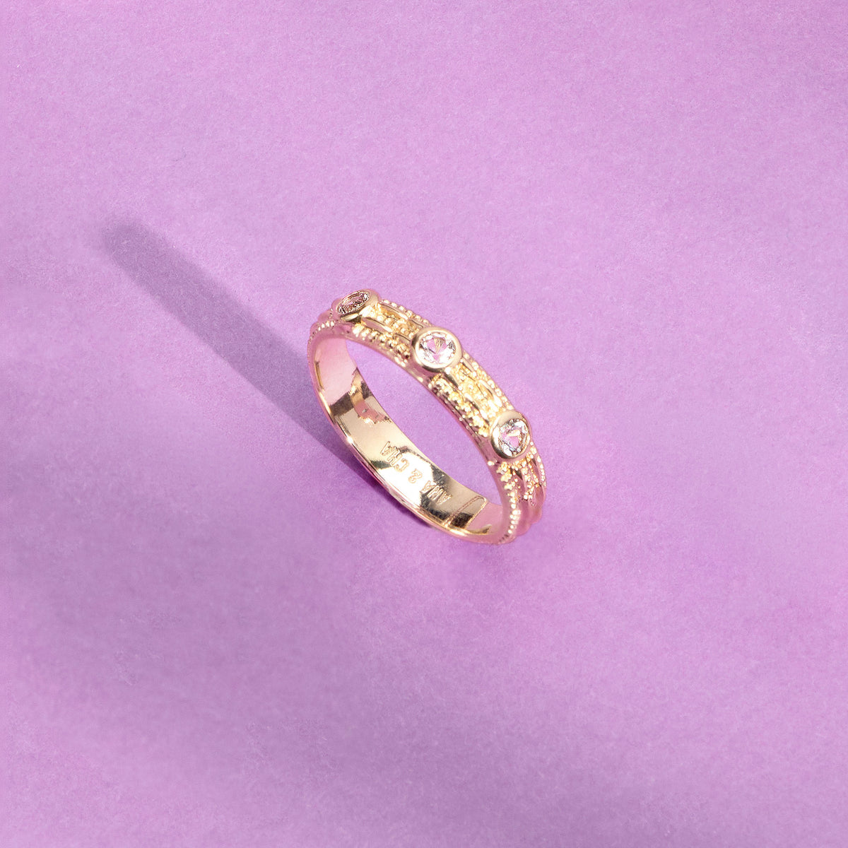 Bague Astra dorée en plaqué or 18 carats ornée de trois topazes blanches et d’un anneau fin texturé
