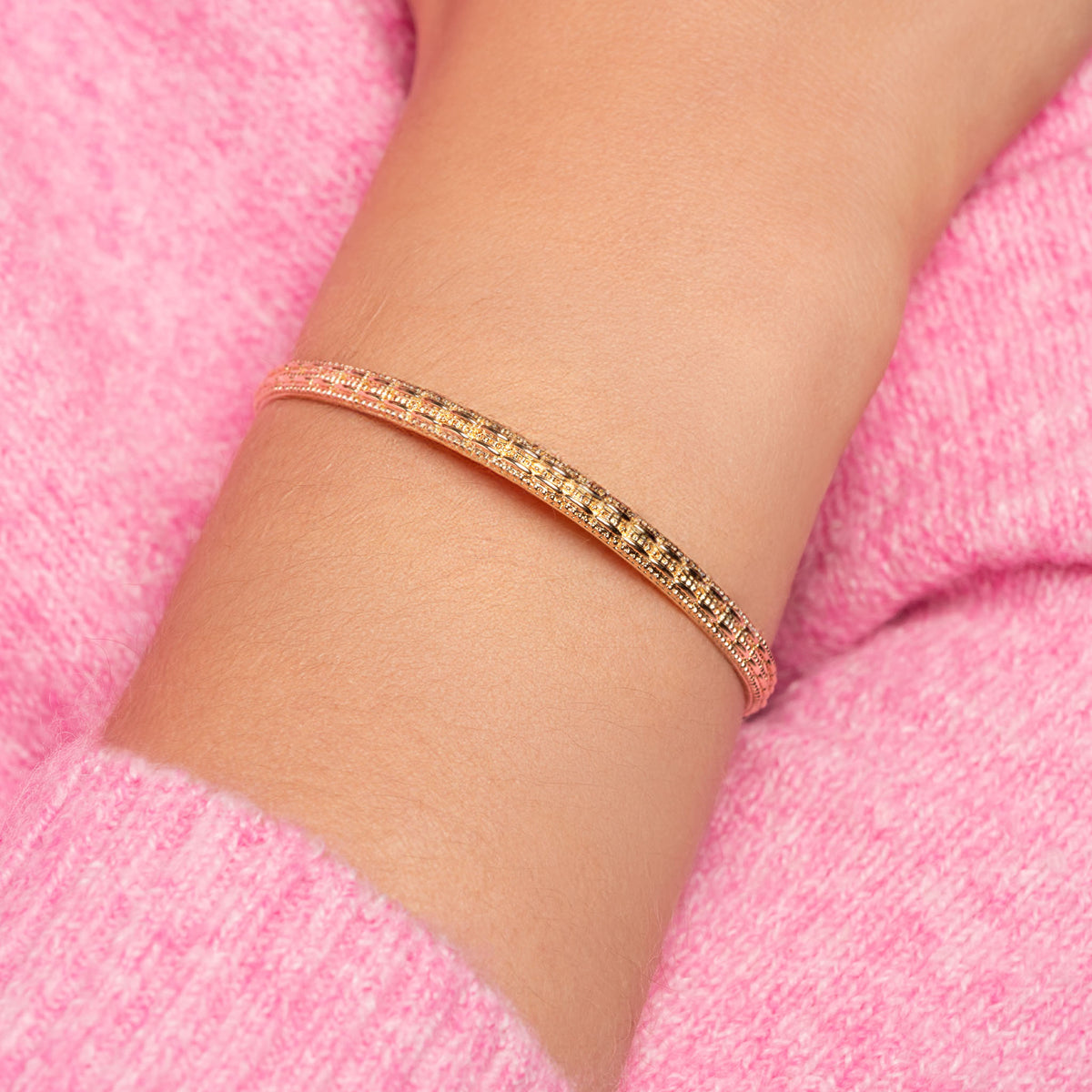 Bracelet jonc Astrid doré en plaqué or 18 carats à la texture striée et aux lignes minimalistes