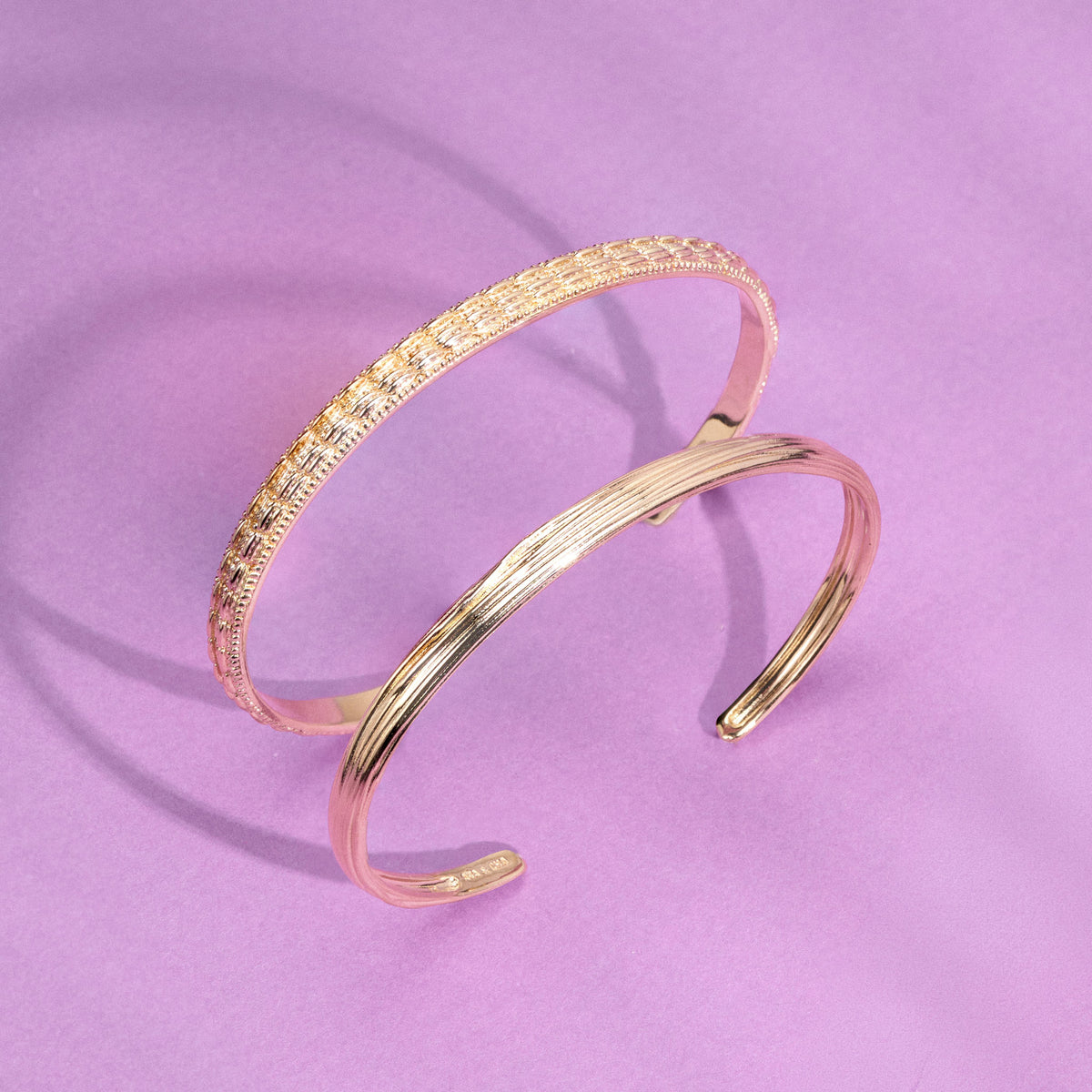 Bracelet jonc Astrid doré en plaqué or 18 carats à la texture striée et aux lignes minimalistes