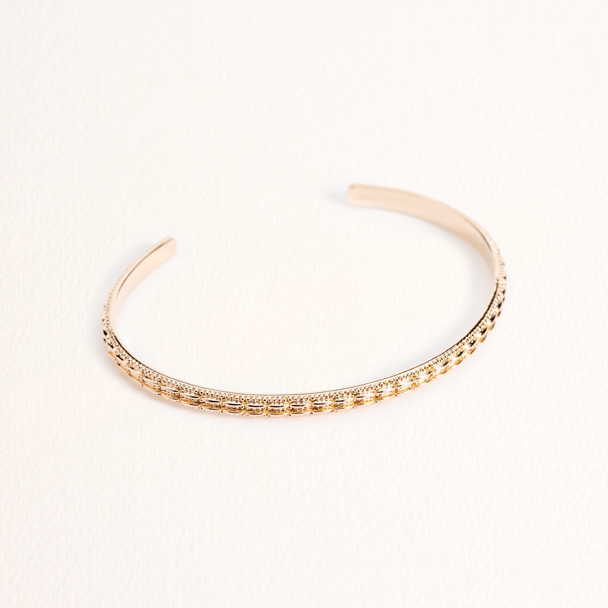 Bracelet jonc Astrid doré en plaqué or 18 carats à la texture striée et aux lignes minimalistes