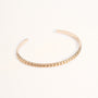 Bracelet jonc Astrid doré en plaqué or 18 carats à la texture striée et aux lignes minimalistes