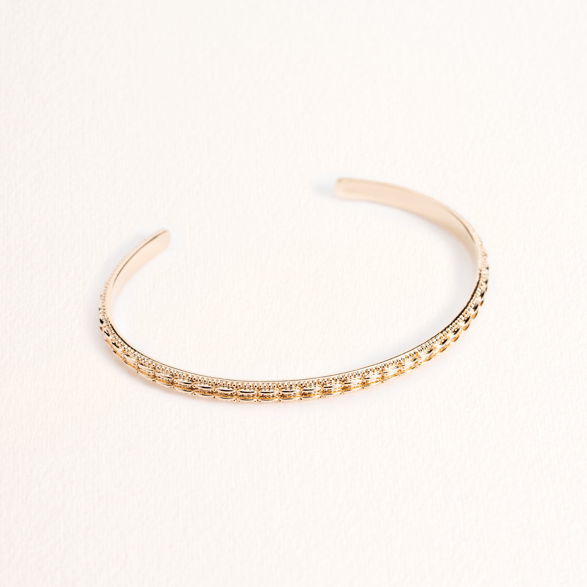 Bracelet jonc Astrid doré en plaqué or 18 carats à la texture striée et aux lignes minimalistes