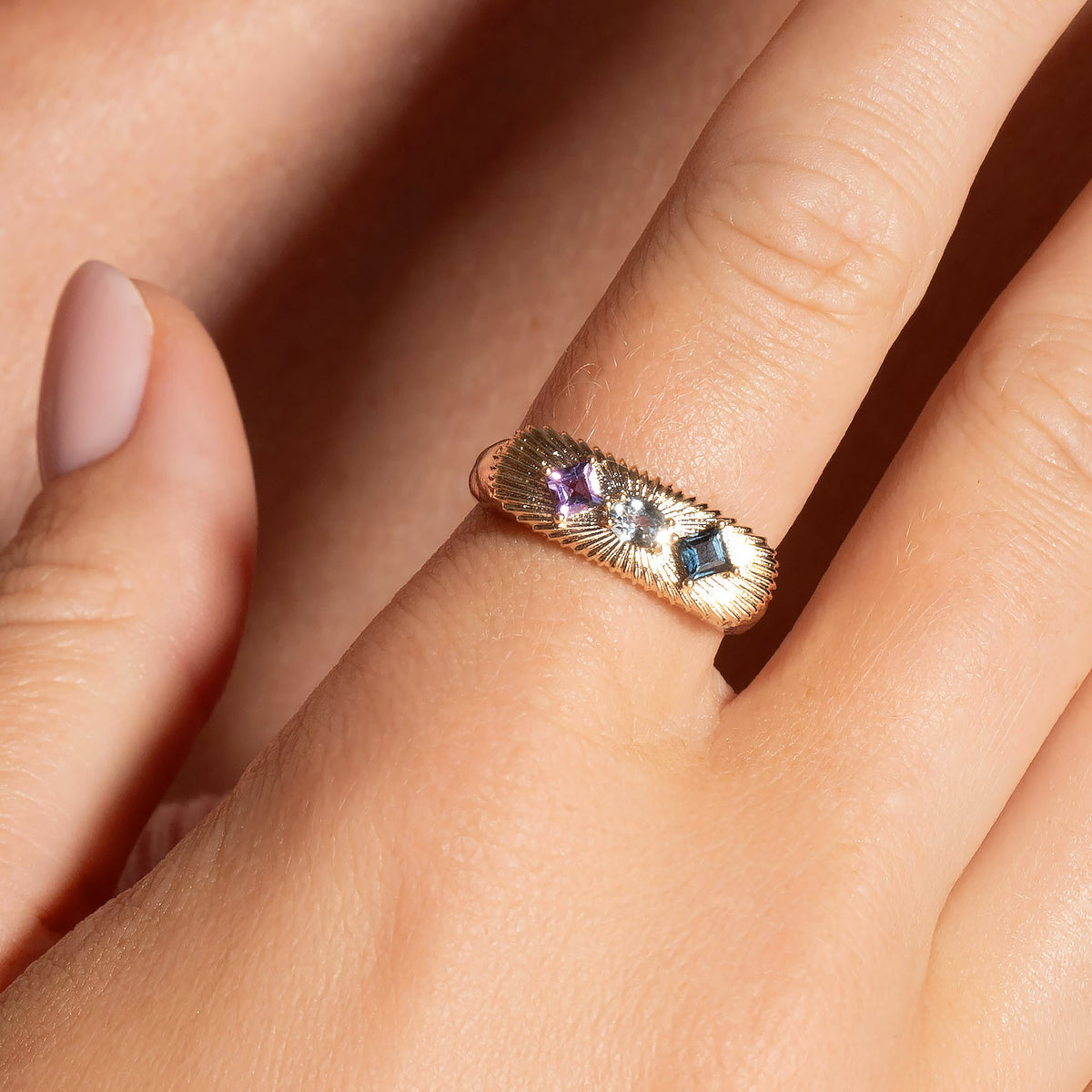 Bague Aurora dorée en plaqué or 18 carats ornée de topazes bleue et London Blue et d’une améthyste violette