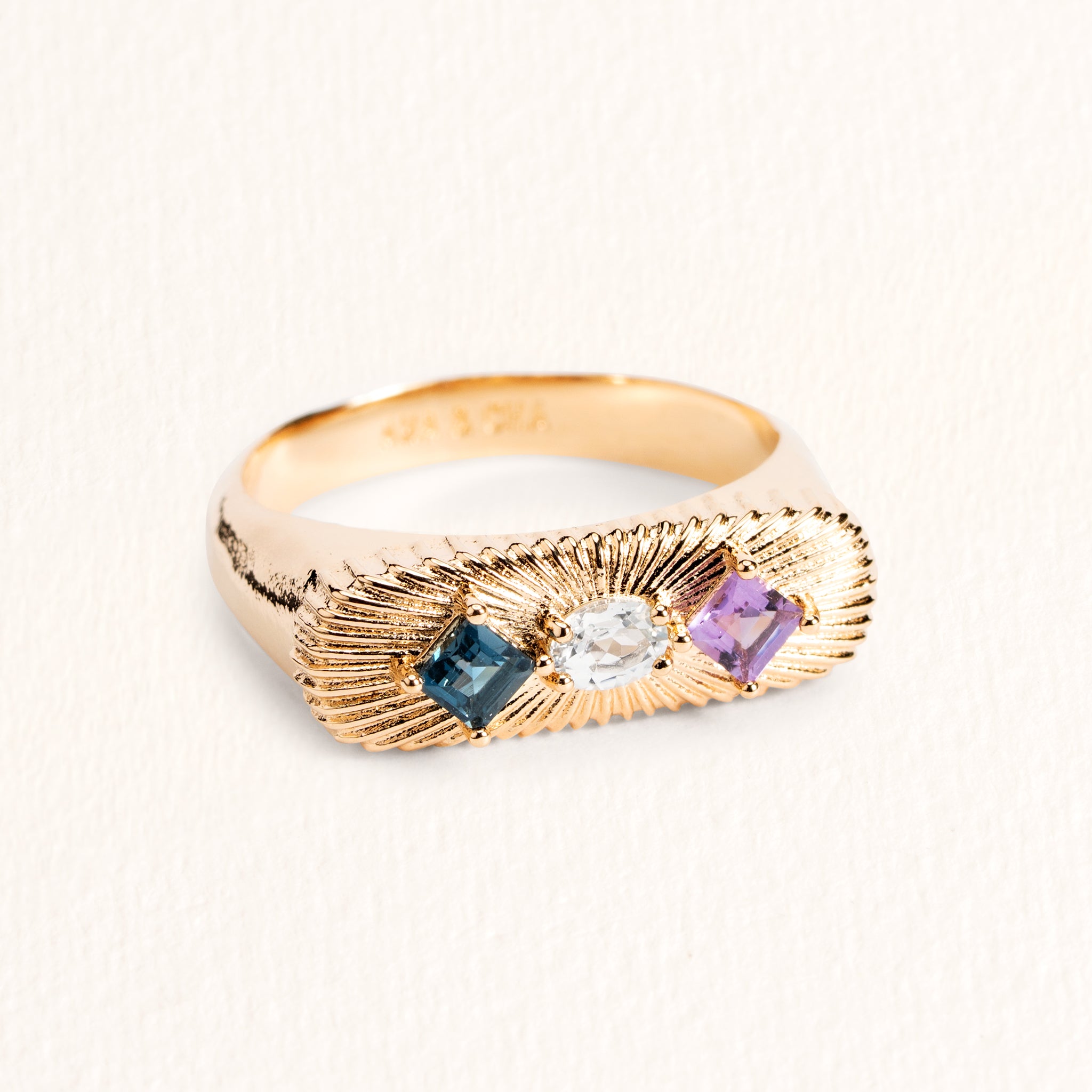 Bague Aurora dorée en plaqué or 18 carats ornée de topazes bleue et London Blue et d’une améthyste violette