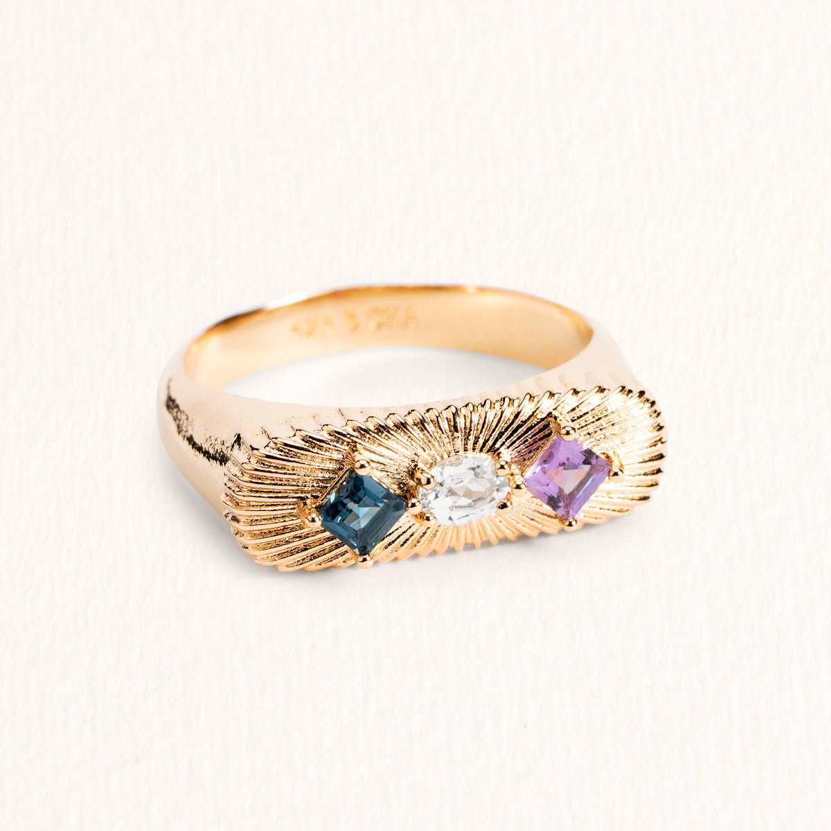 Bague Aurora dorée en plaqué or 18 carats ornée de topazes bleue et London Blue et d’une améthyste violette