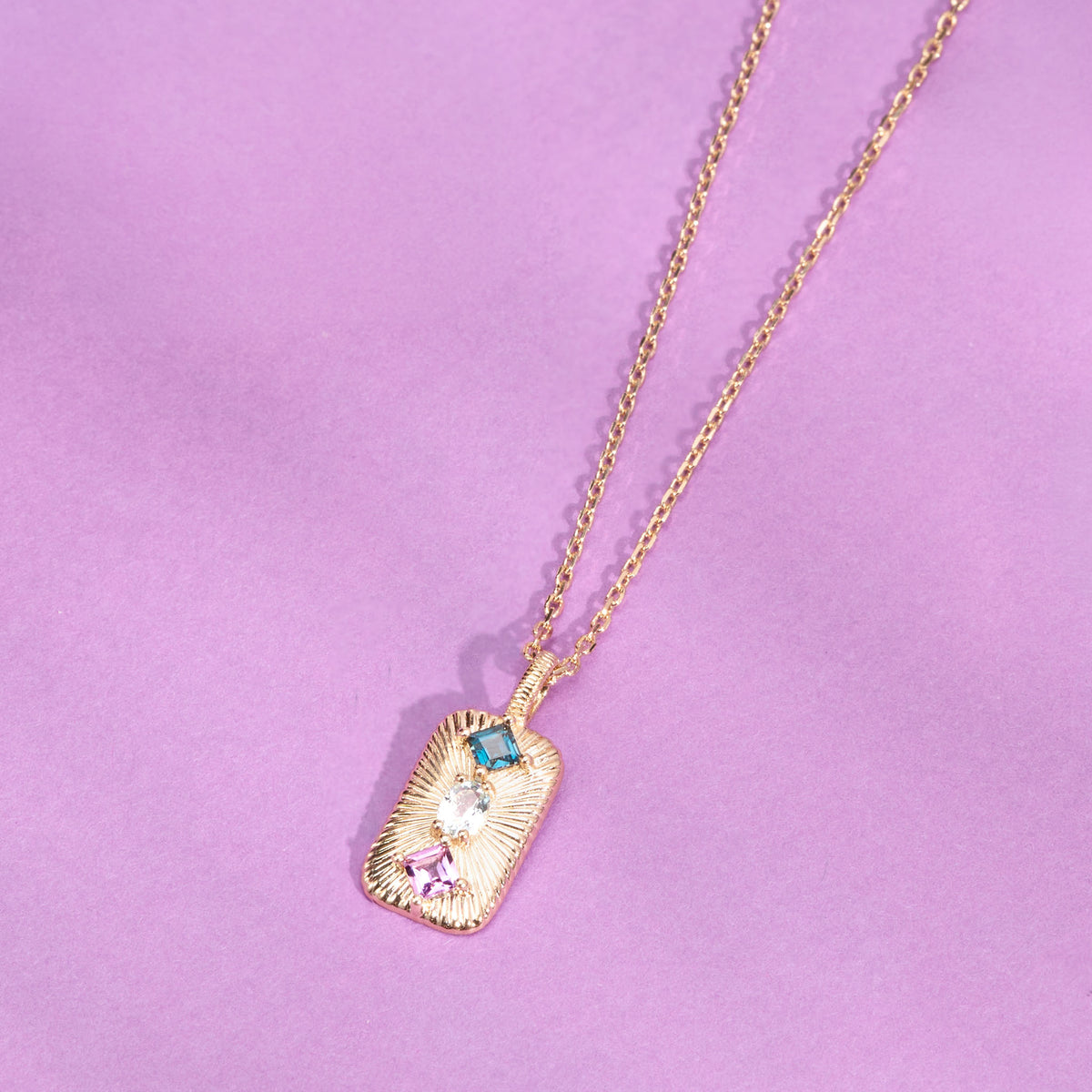 Collier Aurora dorée en plaqué or 18 carats ornée de topazes bleue et London Blue et d’une améthyste violette