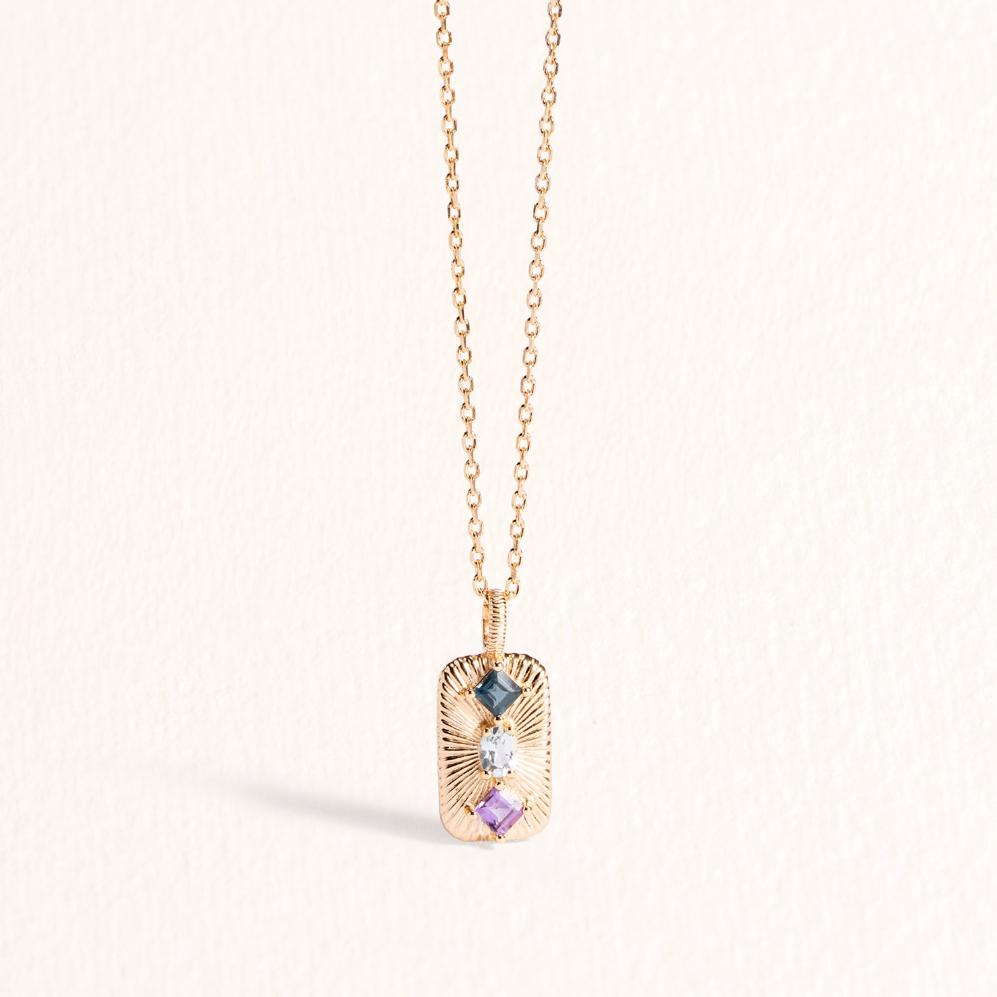 Collier Aurora dorée en plaqué or 18 carats ornée de topazes bleue et London Blue et d’une améthyste violette