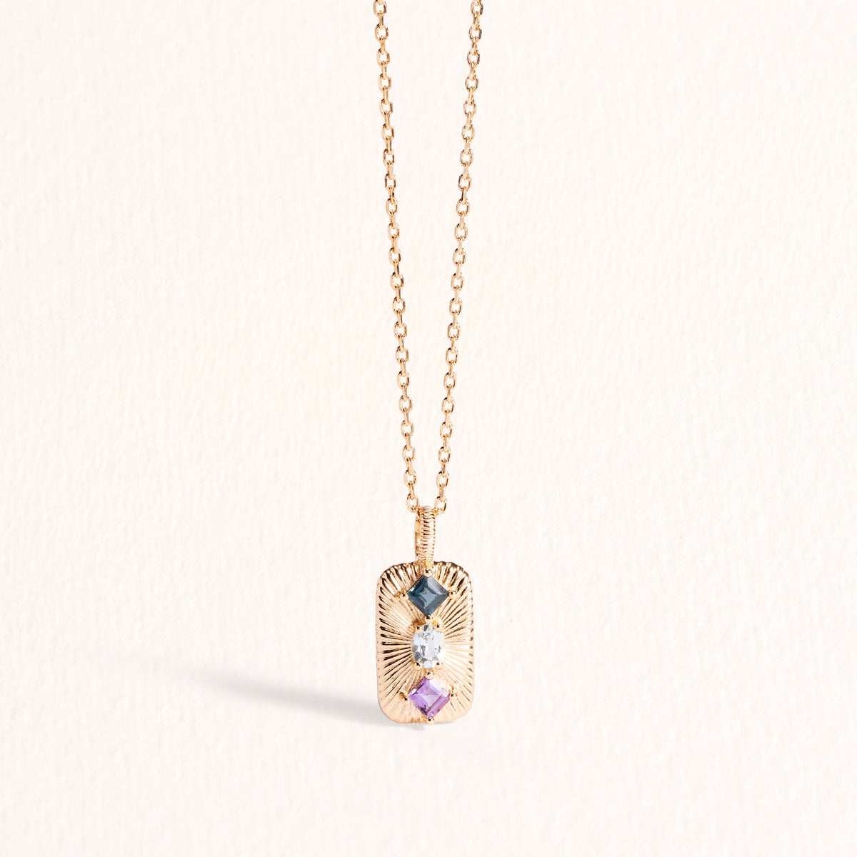 Collier Aurora dorée en plaqué or 18 carats ornée de topazes bleue et London Blue et d’une améthyste violette